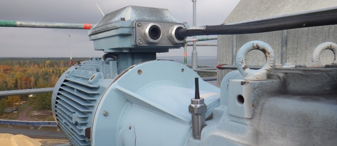 Den trådlösa sensorn Airius monterad på en växellåda i flisfabriken på Södra Cell Mönsterås. Växellådan driver en rem som transporterar flis till stack. Foto: Södra Cell