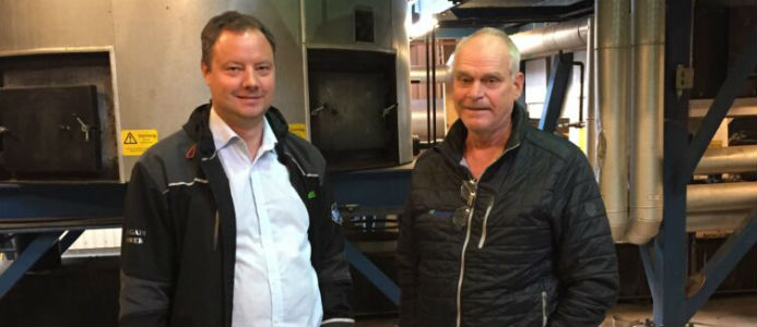 David Frykerås, VD på Againity, och Hans Christoffersson, ansvarig värmeproduktion på Alvesta Energi, på värmeverket i Moheda.