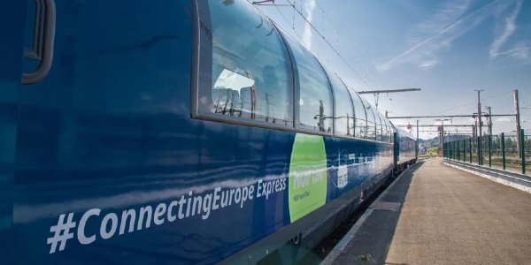 Tåget Connecting Europe Express rullar in på svensk mark