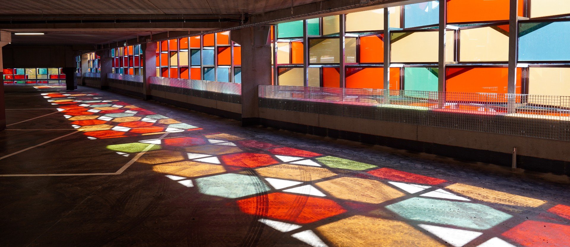 Färgglad solcellsfasad pryder nya parkeringsgaraget