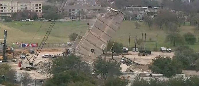 VIDEO: Här kollapsar kontorsbyggnaden i Dallas