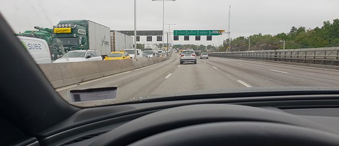 Olycka med tankbil skapar trafikkaos på Essingeleden