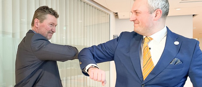 Torbjörn Wahlborg, chef för BA Generation inom Vattenfall, och Kalev Kallemets, VD för Fermi Energia, vid signering av avsiktsförklaringen.