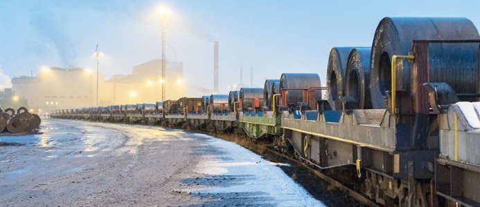 Stålföretaget ska halvera sina utsläpp till 2024