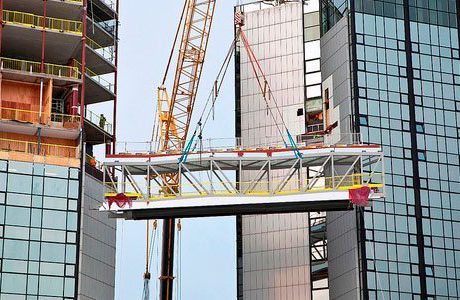 Jättebron som förbinder Gothia Towers är på plats