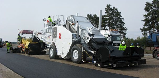 Klimatvänligare asfalt på riksväg 50 i sommar