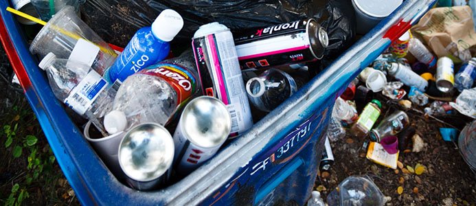 Bild på avfall i papperskorg