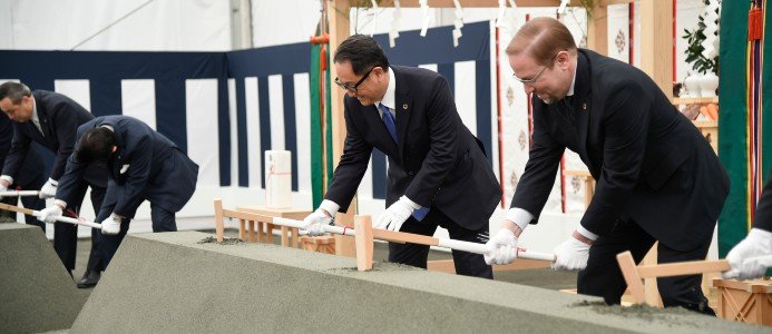 Vid invigningen av staden deltog förutom guvernören i Shizouka-prefekturen och borgmästaren i staden Susono även Toyotas ordförande, Akio Toyoda och James Kuffner, vd för Woven Planet. Foto: Toyota