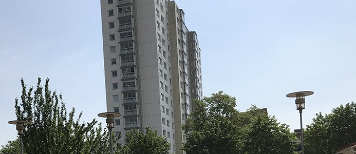 Äldre bor kvar under utmanande renovering