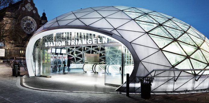 Buss och tåg möts på Triangeln i Malmö