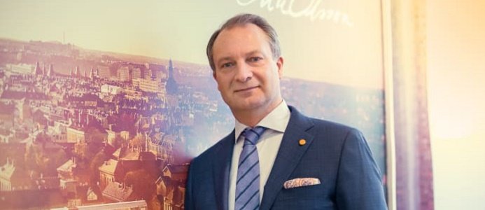 Erik Olsson tar in ny partner