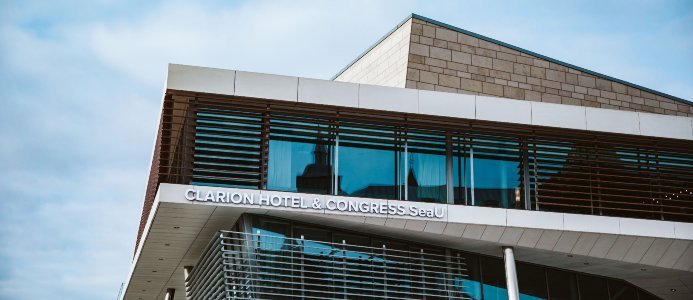 Inredningen i hotellet har inspirerats av havet och dansk möbeldesign. Bild: Midroc