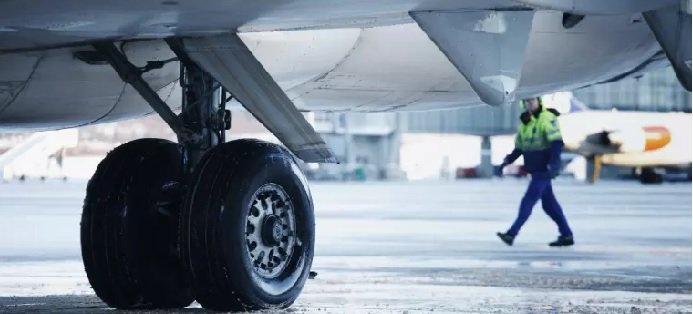 Klart: korttidspermittering för flygtekniker