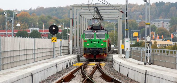 Dubbla järnvägsspår över älven i drift