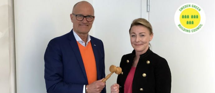 Reinhold Lennebo lämnar över ordförandeklubban för Sweden Green Building Council till Jeanette Saveros. Bildkälla: Sweden Green Building Council