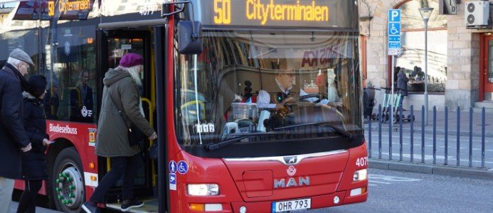 Knökfullt på bussar när avgångar dras in