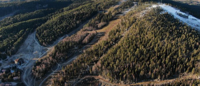 Arkitektritat bad integreras i naturlandskapet