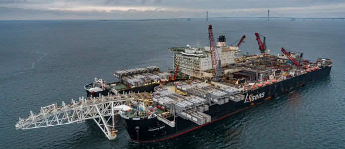 Två rörläggningsfartyg arbetar med Nord Stream 2