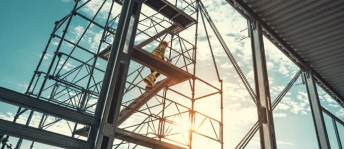 Kvinnliga byggarbetare ratar säkerhetsutrustning