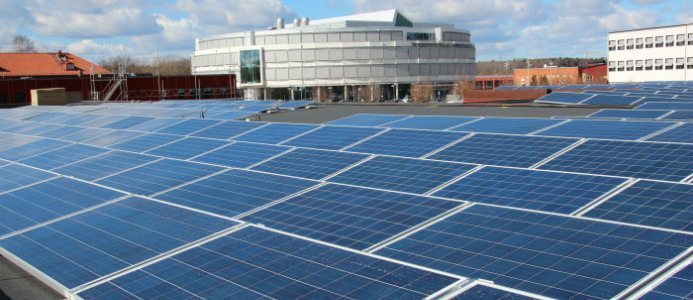 Ny solcellsanläggning installeras i Uppsala