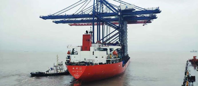 Gigantiska kranar till Norvik hamn