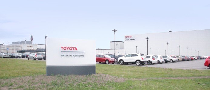 Toyota permitterar 1 400 tjänstemän