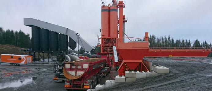 Bild på asfaltverk.