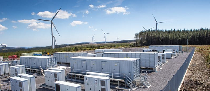 Stor batterianläggning i drift vid vindkraftspark